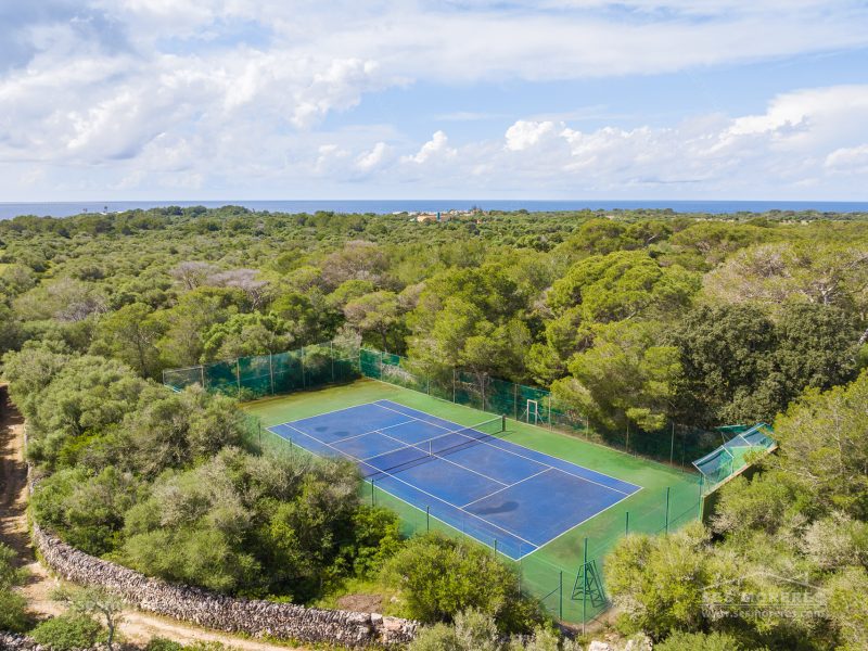 SESMORERES LUXURY PROPERTY Equipo de profesionales cualificados en fotografía y vídeo aereo con drones. Operador certificado AESA.