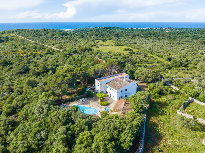 SESMORERES LUXURY PROPERTY Equipo de profesionales cualificados en fotografía y vídeo aereo con drones. Operador certificado AESA.