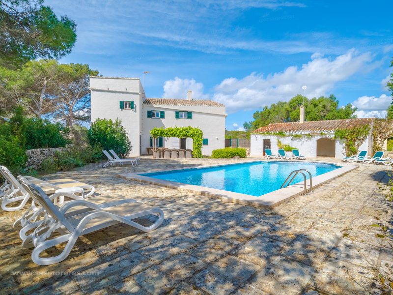 SESMORERES LUXURY PROPERTY Equipo de profesionales cualificados en fotografía y vídeo aereo con drones. Operador certificado AESA.