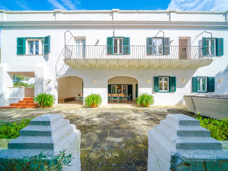 SESMORERES LUXURY PROPERTY Equipo de profesionales cualificados en fotografía y vídeo aereo con drones. Operador certificado AESA.