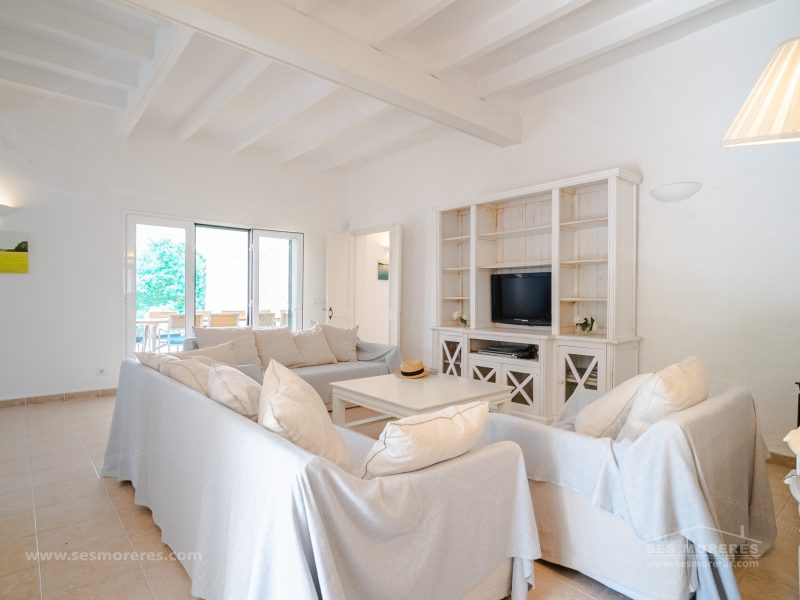 SESMORERES LUXURY PROPERTY Equipo de profesionales cualificados en fotografía y vídeo aereo con drones. Operador certificado AESA.