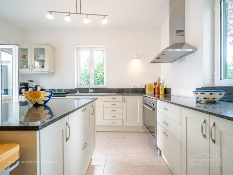 SESMORERES LUXURY PROPERTY Equipo de profesionales cualificados en fotografía y vídeo aereo con drones. Operador certificado AESA.