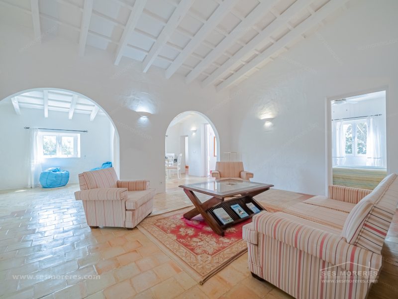 SESMORERES LUXURY PROPERTY Equipo de profesionales cualificados en fotografía y vídeo aereo con drones. Operador certificado AESA.